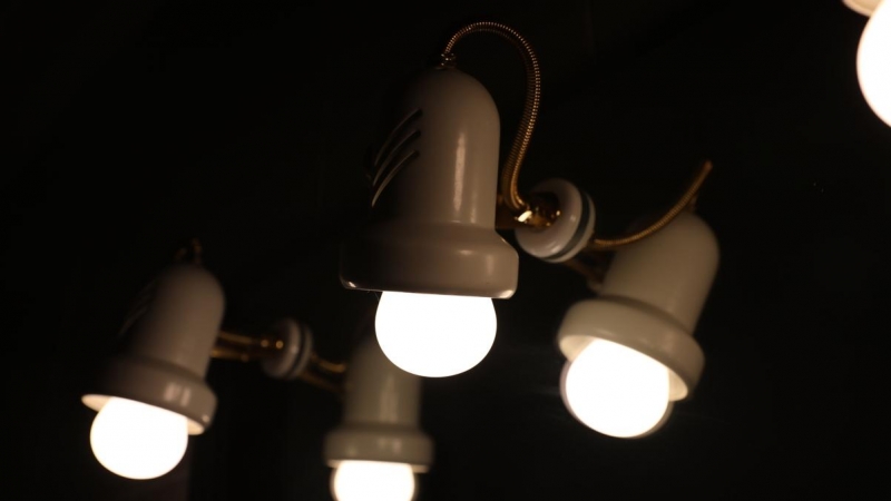 Imagen de archivo de una lámpara encendida (Electricidad)
