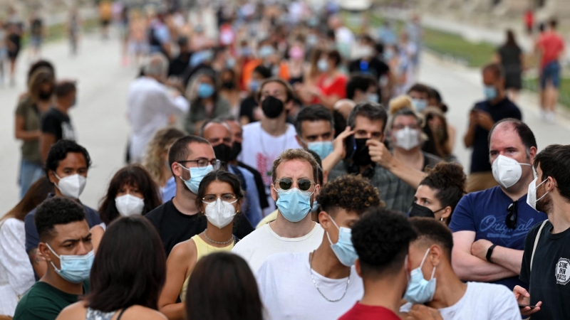 Personas esperando la cola para vacunarse en Barcelona, el 7 de julio de 2021.