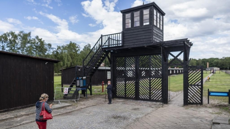 La 'puerta de la muerte' del museo del antiguo campo nazi de Stutthof.