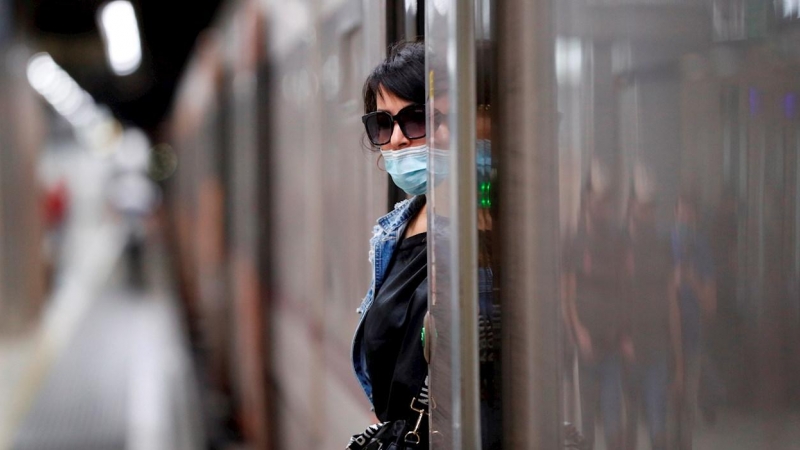 30/09/2021 Una mujer espera en la puerta un tren parado este jueves durante la huelga de maquinistas convocada por Semaf