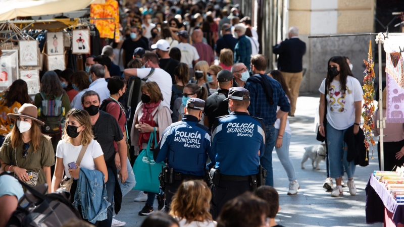 Gente con mascarilla en el Rastro de Madrid.