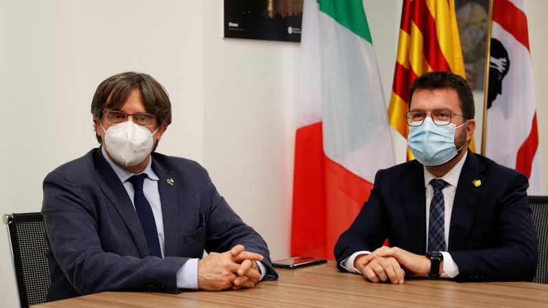 El president de la Generalitat, Pere Aragonés, con Carles Puigdemont en Alghero (Italia), el pasado  26 de septiembre. REUTERS/Yara Nardi