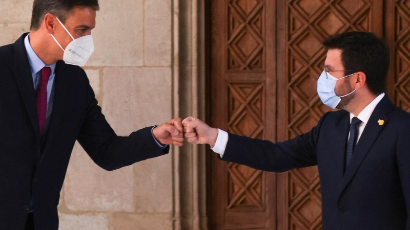 El presidente del Gobierno, Pedro Sánchez, y el president de la Generalitat,  Pere Aragones, en su encuentro en el Palau de la Generalitat el pasado 15 de septiembre, previo a la primera reunión de la mesa de diálogo. REUTERS/Nacho Doce