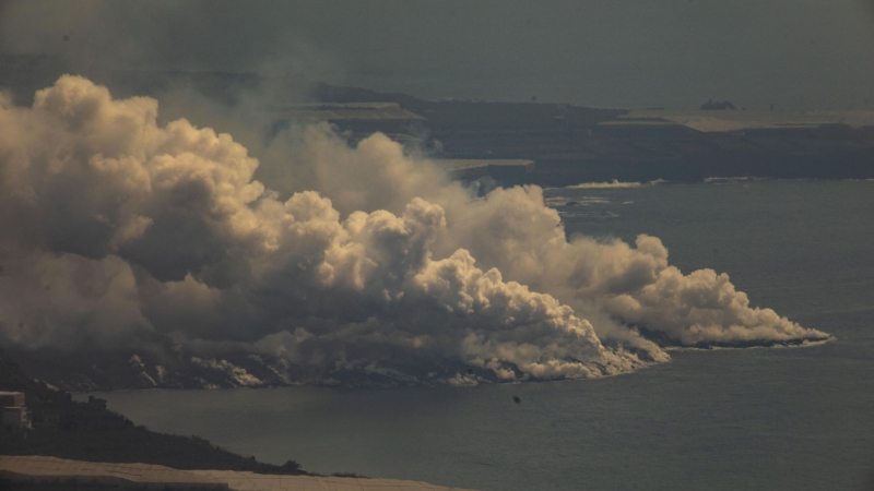 Vista general de la nube tóxica formada por el contacto de la lava del volcán de Cumbre Vieja con el mar.