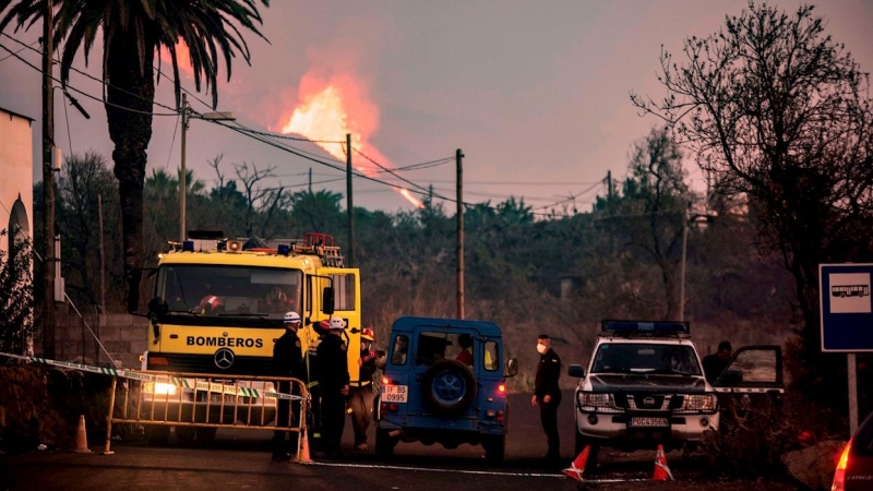 Perspectiva de la erupción del volcán desde el municipio del El Paso donde varios vehículos de Bomberos y Guardia Civil prestan sus servicios.