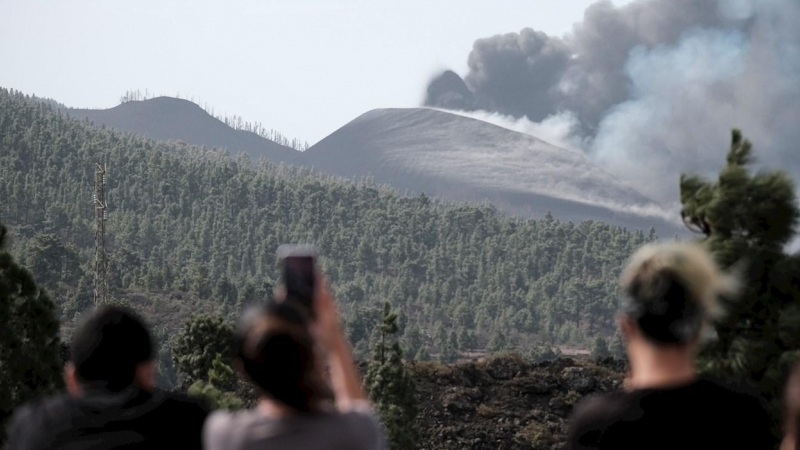 El volcán de La Palma se encuentra en una fase en la que además de mucha lava, también está expulsando grandes columnas de ceniza, que lo cubren todo a su alrededor con una capa de picón (lapilli).