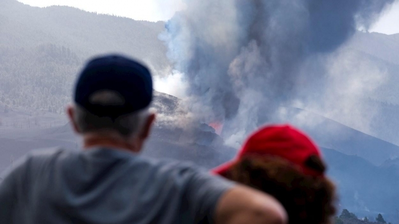 El volcán de La Palma se encuentra en una fase en la que además de mucha lava, también está expulsando grandes columnas de ceniza.