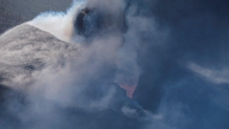 El volcán de La Palma se encuentra en una fase en la que además de mucha lava, también está expulsando grandes columnas de ceniza.