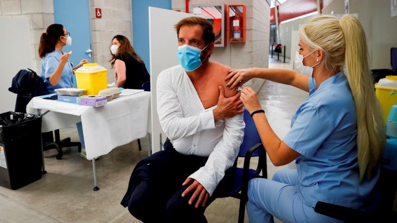 Un hombre es vacunado este miércoles en la plaza de toros de Illumbe de San Sebastián.