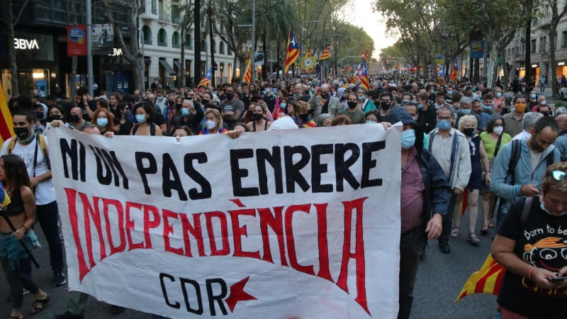 Centenars de persones es manifesten a Barcelona per commemorar el quart aniversari del referèndum de l'1-O.