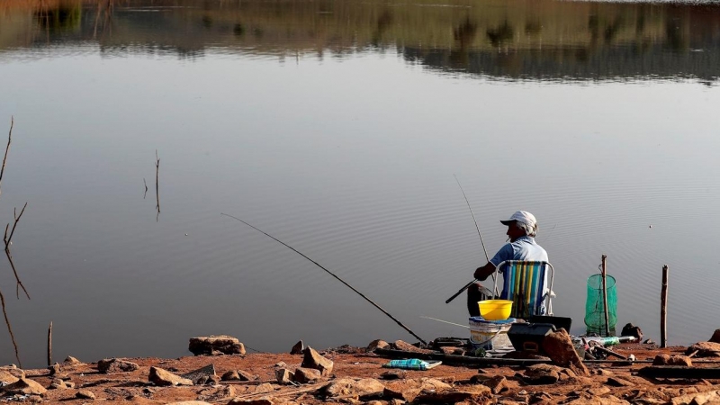 Un hombre pesca en la represa Jaguari, parte del Sistema Cantareira, que presenta un bajo nivel de agua, en Vargem, a 88 kilómetros de Sao Paulo (Brasil).. EFE/SEBASTIÃO MOREIRA