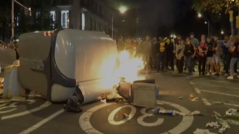 Un contenedor arde en la plaza Urquinaona de Barcelona.