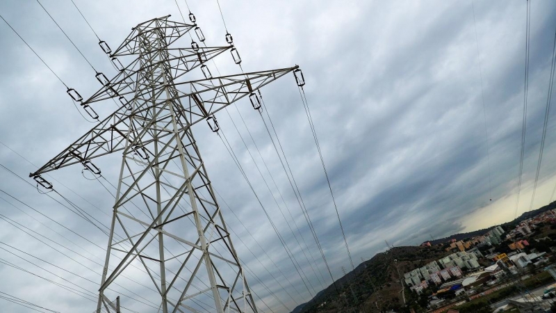 Una torre de alta tensión cerca de Barcelona. REUTERS/Albert Gea