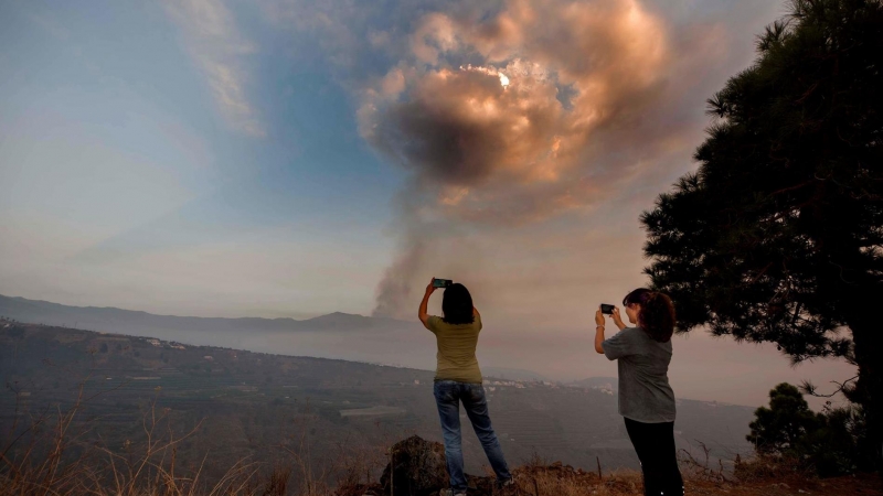 La densa capa de humo y cenizas emitidas por el volcán de Cumbre Vieja cubría a úlitma hora de este viernes todo el Valle de Aridane, en La Palma, en el decimotercer día de erupción.