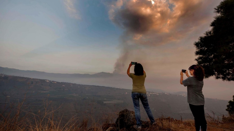 La densa capa de humo y cenizas emitidas por el volcán de Cumbre Vieja cubría a úlitma hora de este viernes todo el Valle de Aridane, en La Palma, en el decimotercer día de erupción.