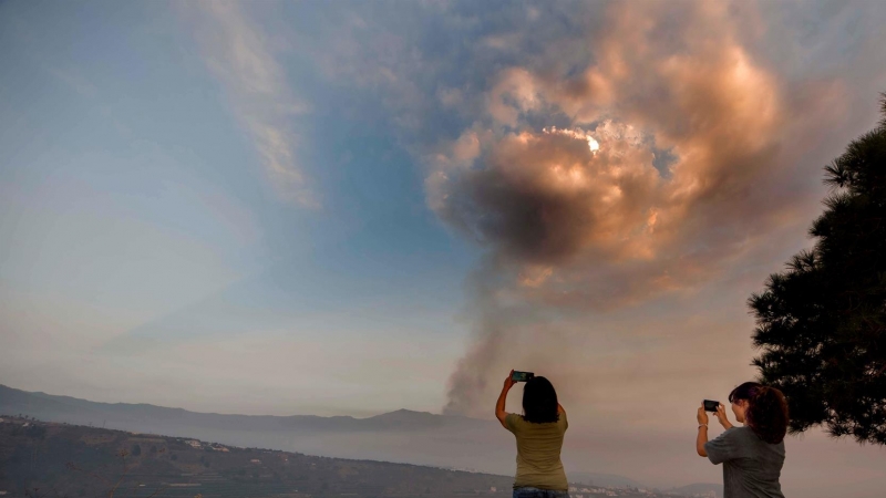 La densa capa de humo y cenizas emitidas por el volcán de Cumbre Vieja cubría a úlitma hora de este viernes todo el Valle de Aridane, en La Palma, en el decimotercer día de erupción.