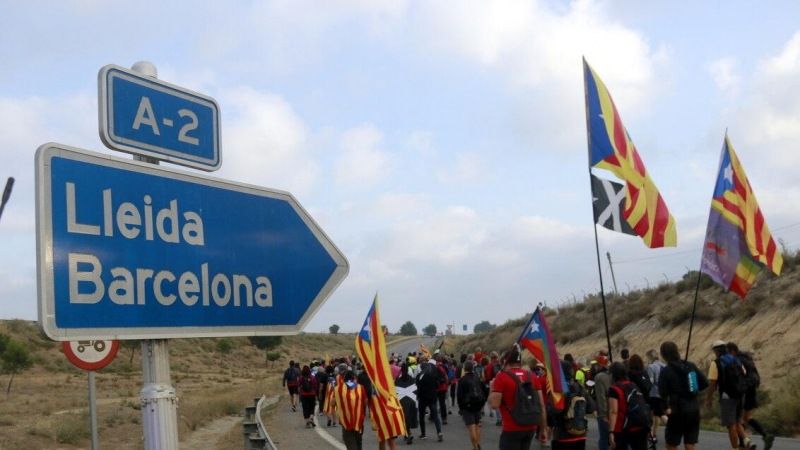 Els participants a la Marxa de Ponent dirigint-se a l'autovia A-2 a Alcarràs per continuar el seu recorregut.