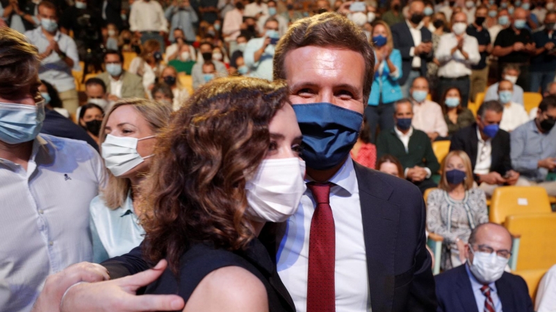 La presidenta de la Comunidad de Madrid, Isabel Díaz Ayuso (i), y el líder del Partido Popular, Pablo Casado, durante la convención nacional del Partido Popular (PP) este sábado en Valencia