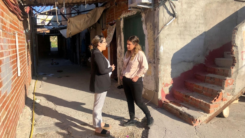 Alejandra Jacinto conversa con Houda Akrikez en su casa en el sector seis.