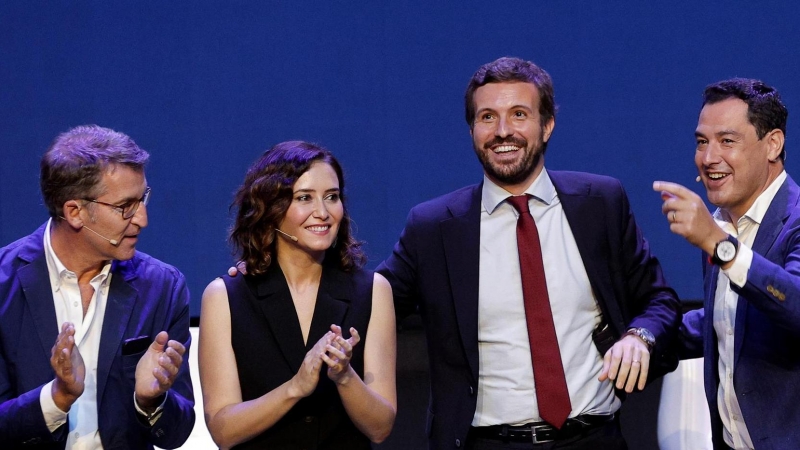 La presidenta de la Comunidad de Madrid, Isabel Díaz Ayuso (2i), el presidente de la Xunta de Galicia, Álberto Núñez Feijoo (i), el presidente de la Junta de Andalucía, Juan Manuel Moreno Bonilla (d), y el líder del Partido Popular, Pablo Casado, durante