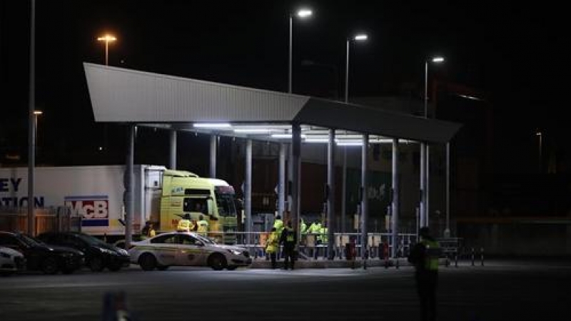 Camiones pasan por un puesto de aduanas en el puerto de Dublín cuando entran en funcionamiento los nuevos acuerdos comerciales Post Brexit-Mar de Irlanda, el pasado 1 de enero de 2021.