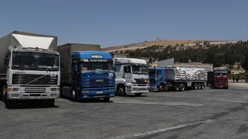 Camiones cargados con ayuda humanitaria proporcionada por la organización del Programa Mundial de Alimentos ingresan desde Turquía a los territorios del noroeste de Siria. FOTOGRAFÍA DE ARCHIVO.