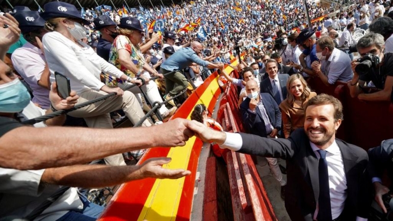 El presidente del PP, Pablo Casado, saludando a los asistentes en el cierre de la Convención Nacional del PP en la Plaza de Toros de Valencia.