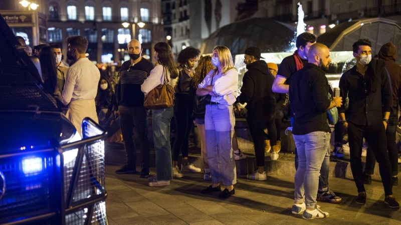 Miles de jóvenes participan en un botellón en Madrid con incidentes