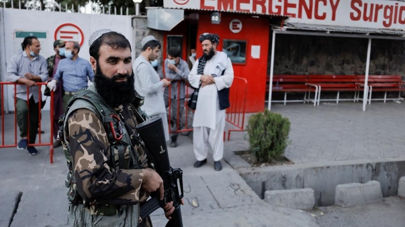 Un soldado talibán vigila las calles después del ataque a la mezquita.