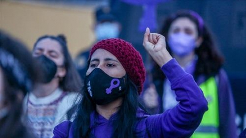 Una mujer grita durante una marcha y batukada feminista en el CIE de Aluche, en Madrid (España), a 5 de marzo de 2021.