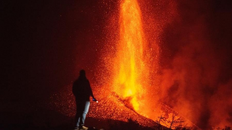 Imagen tomada en la madrugada del lunes 4 de octubre en el municipio de El Paso del volcán de La Palma.