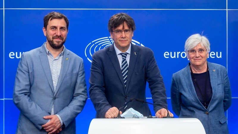 El expresident de la Generalitat, Carles Puigdemont (c) ofrece una rueda de prensa junto a los exconsellers Antoni Comín (i) y Clara Ponsatí (d) en Bruselas (Bélgica) en una imagen de archivo del 3 de junio de 2021.