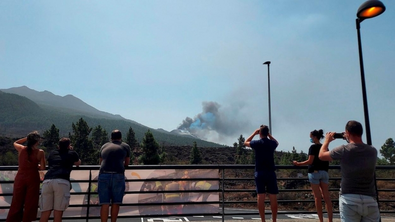 Numerosos curiosos y turistas se acercan este domingo hasta la zona de la erupción del volcán de Cumbre Vieja en El Paso, en la isla de la Palma, para hacer fotos y selfies.