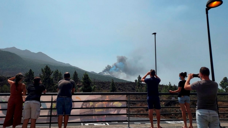 Numerosos curiosos y turistas se acercan este domingo hasta la zona de la erupción del volcán de Cumbre Vieja en El Paso, en la isla de la Palma, para hacer fotos y selfies.