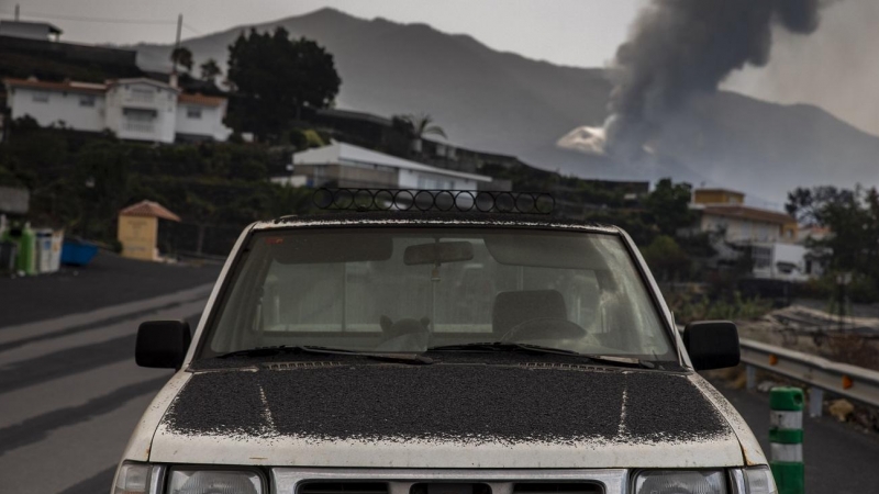 Un coche cubierto de ceniza tras la lluvia de ceniza, en Los Llanos de Aridane, a 1 de octubre de 2021, en Los Llanos de Aridane, La Palma.