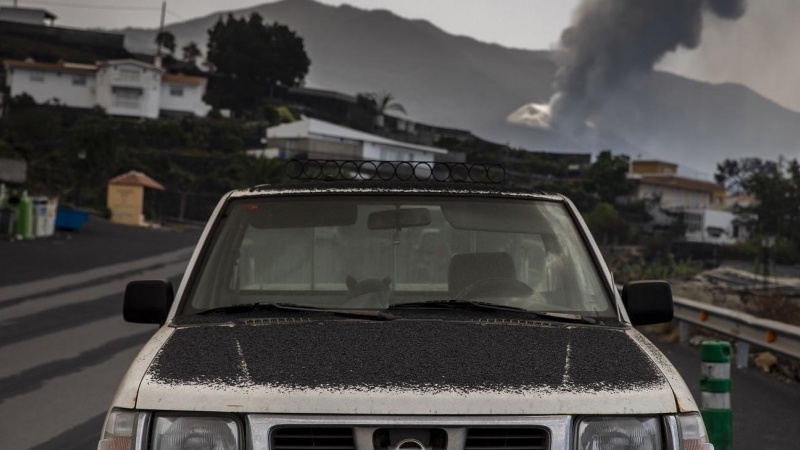 Un coche cubierto de ceniza tras la lluvia de ceniza, en Los Llanos de Aridane, a 1 de octubre de 2021, en Los Llanos de Aridane, La Palma.