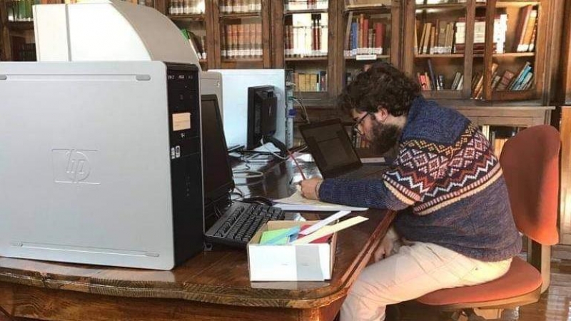 Pablo Alcántara estudiando su oposición.