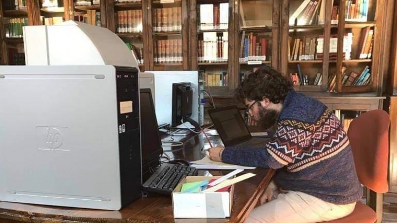 Pablo Alcántara estudiando su oposición.