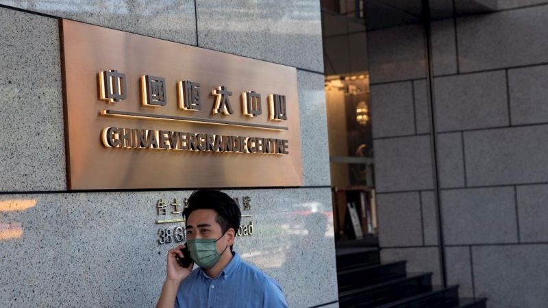 Un hombre hablando por su móvil pasa por delante del edificio China Evergrande Centre, en Hong Kong. EFE/EPA/JEROME FAVRE