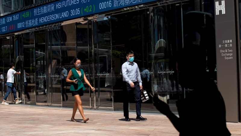 Varias personas pasan por delante del edificio de la Bolsa de  Hong Kong Stock. EFE/EPA/JEROME FAVRE