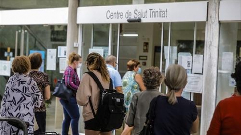 Un grupo de personas a las puertas de los centros de salud valencianos durante el primer día en el que cuentan con el 100% de la presencialidad en sus instalaciones, a 4 de octubre de 2021, en Valencia, Comunidad Valenciana.