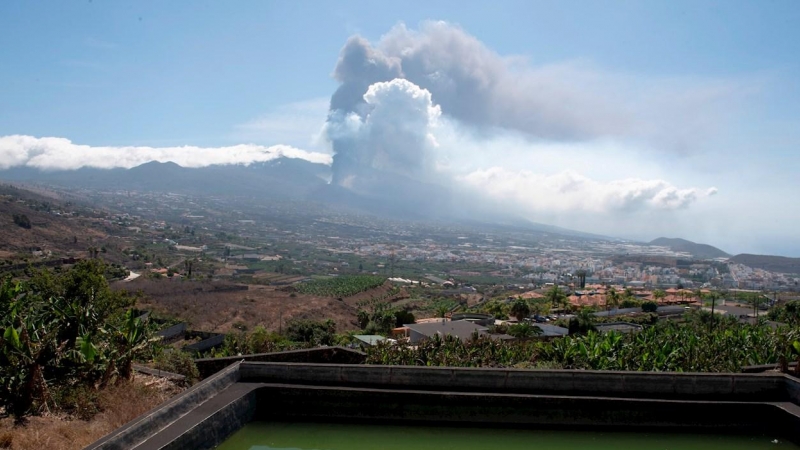 Imagen tomada desde Los Llanos de Aridane del volcán de La Palma.