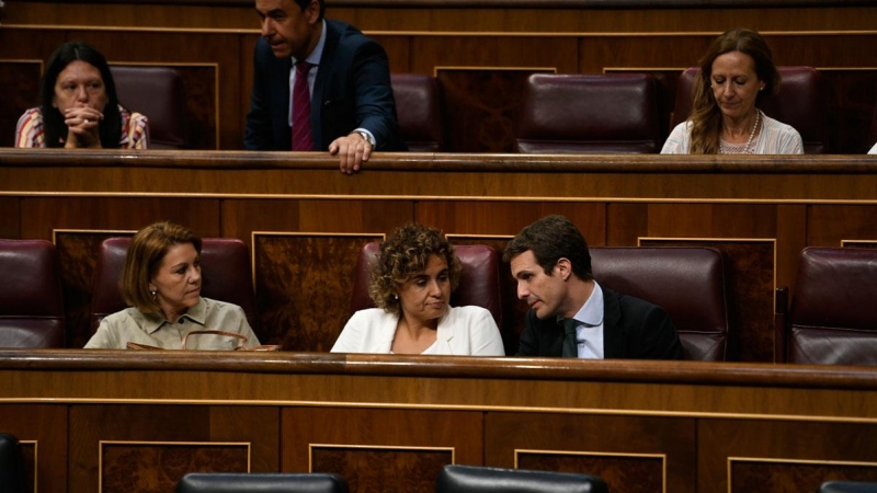 27/07/2018.- La exdiputada del PP María Dolores de Cospedal y el presidente del partido, Pablo Casado, durante una votación en el Congreso en julio de 2018. Óscar Del Pozo / Europa Press