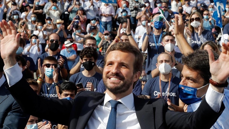 El presidente del PP, Pablo Casado, saluda a los militantes a su llegada a la Plaza de Toros de Valencia en el fin de la Convención Nacional celebrado el domingo.