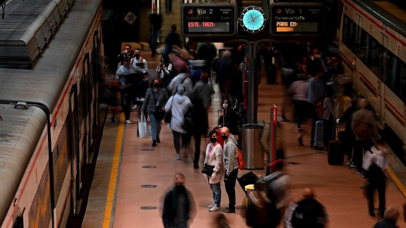 Varios viajeros transitan la estación de Cercanías de Madrid-Atocha, durante la huelga convocada por el Sindicato Español de Maquinistas y Ayudantes Ferroviarios, Semaf, en el grupo Renfe. EFE/Fernando Villar