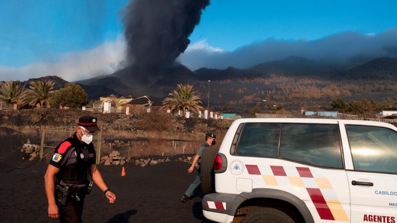 Un agente de la Policía Canarias y otro de la Guardia Civil patrullan este lunes 4 de octubre por el barrio de Las Manchas, en La Palma.