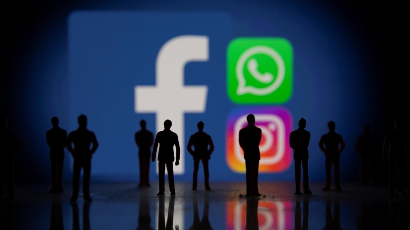 Pequeñas figuras de juguete frente a los logotipos de Facebook, Whatsapp e Instagram en una ilustración tomada el 4 de octubre de 2021.