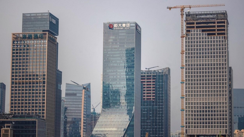 Vista del rascacielos donde tiene su sede central el grupo Evergrande en la ciudad de Shenzhen, en la provincia china de Guangdong. EFE/EPA/ALEX PLAVEVSKI