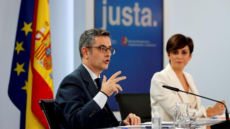 El ministro de la Presidencia, Félix Bolaños y la ministra de Política Territorial y portavoz del Gobierno, Isabel Rodríguez, en la rueda de prensa tras la reunión del Consejo de Ministros, en el Palacio de La Moncloa. EFE/ Emilio Naranjo