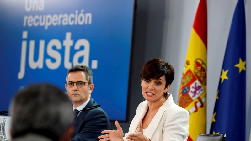 El ministro de la Presidencia, Relaciones con las Cortes y Memoria Democrática, Félix Bolaños y la ministra de Política Territorial y portavoz del Gobierno, Isabel Rodríguez en rueda de prensa tras la reunión del Consejo de Ministros, este martes en el P